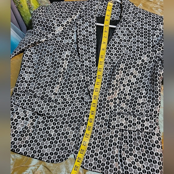 Women's Black and Cream Sequined Patterned Blazer. Size Large. - Picture 7 of 9